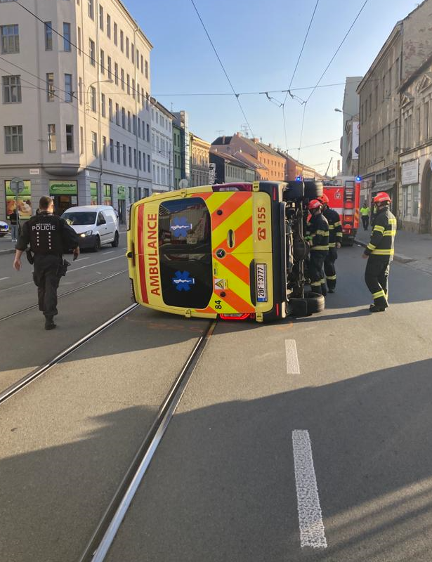 Sanitka V Brn Bourala P I V Jezdu Za Pacientem Skon Ila P Evr Cen Na