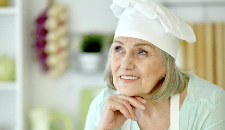 Babi, ty pomáháš v kuchyni? Pracující senioři znají předsudky