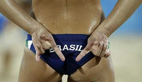 Noční beachvolejbalový turnaj u sportovky, tenis a U2 na písku