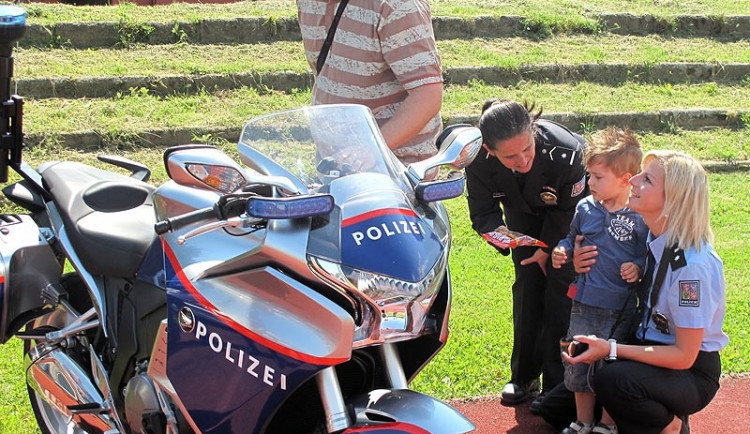 Policisté se před začátkem prázdnin věnovali dětem