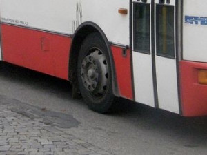 Řidič vybrzdil autobus MHD, v něm se těžce zranila stařenka