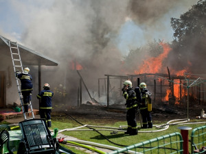 Při požáru rodinného domku na Brněnsku se zranili čtyři lidé