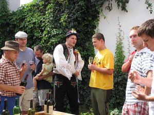 Starosta Pavel Fröhlich (na snímku vlevo) měl pro občany nachystáno pohoštění