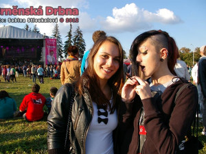 Natěšení účastníci festivalu v době, kdy na místě ještě nebylo tolik lidí