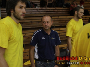 Brněnský trenér Miroslav Malán mezi blokaři Klapalem a Smrčinou (zleva)