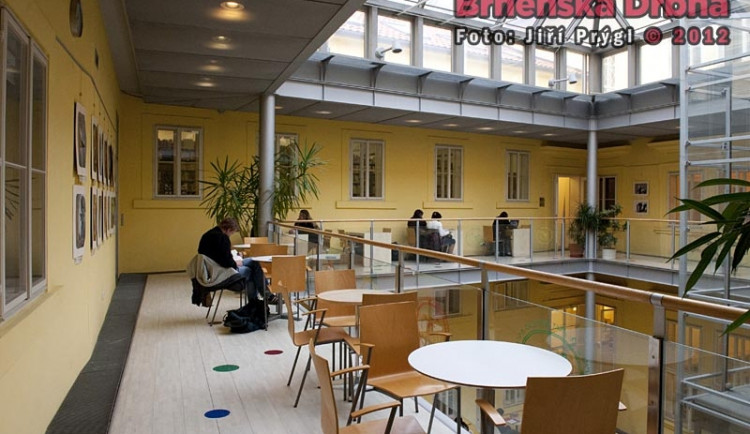 Interiér v ústřední budově Knihovna Jiřího Mahena v Kobližné ulici