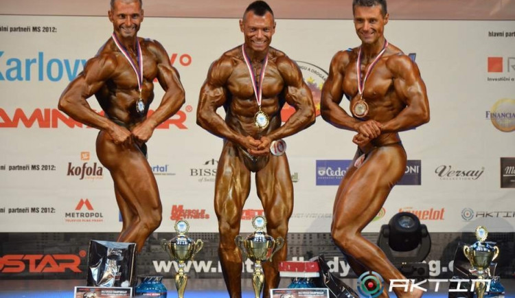 Radek Málek (uprostřed) letos vyhrál také titul mistra světa v naturální kulturistice