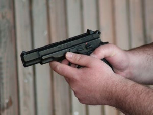 Muž spáchal v Jírově ulici sebevraždu, zastřelil se pistolí
