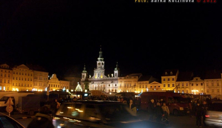 Strom na náměstí září. Spousta lidí ale rozsvícení nestihla