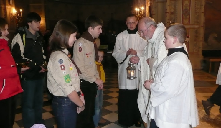 Betlémské světlo v bazilice Nanebevzetí Panny Marie na Starém Brně