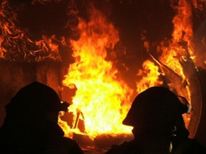 V Jundrově hořela chata, zásah hasičům trval tři hodiny