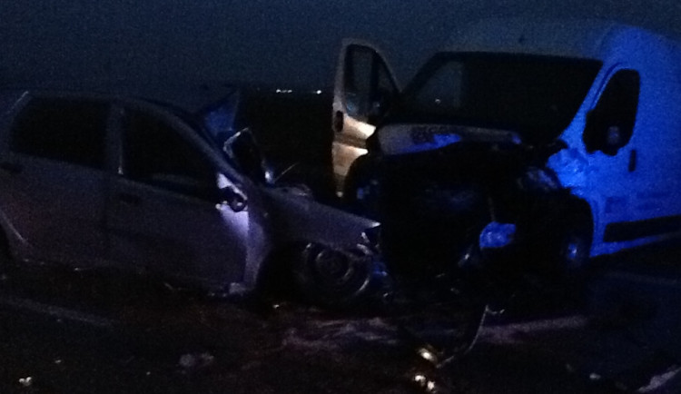 Nehoda u Dynína: Mrtvého řidiče budou vyprošťovat