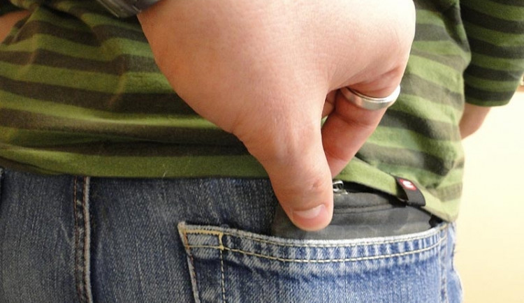 Podnapilé kapsářky okradly muže přímo před zraky policistů