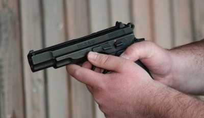 Opilý lupič s airsoftovou pistolí přepadl spořitelnu