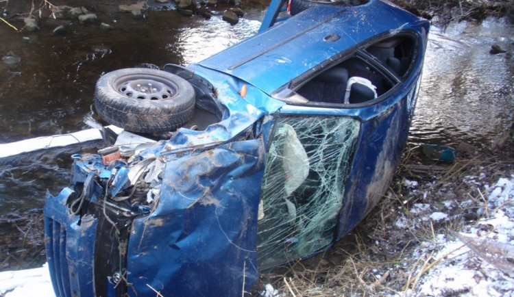 FOTO: Auto po pádu z mostu skončilo v potoce