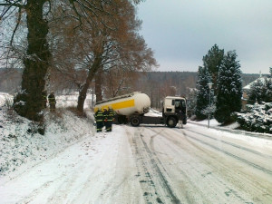 Sněžení komplikuje nákladní dopravu na dálnici