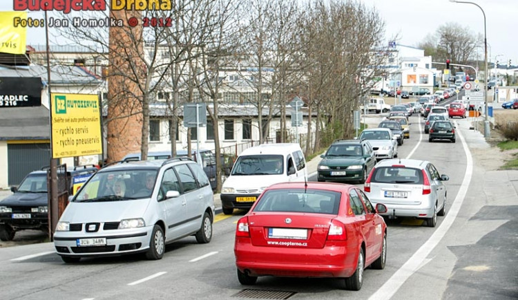 V Pekárenské ulici chybí chodník, lidé riskují zdraví