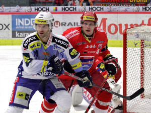 Jeden gól a dvě asistence si v zápase proti Kometě připsal František Ptáček (vpravo s Róbertem Petrovickým)