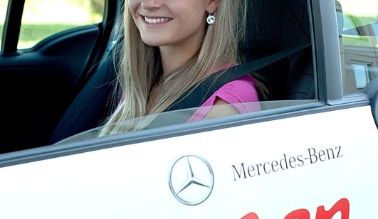 Majitelé elektromobilů se můžou těšit na nový tarif. Na snímku je Maturantka Roku 2012 Gabriela Fialová v autě od E.ONu