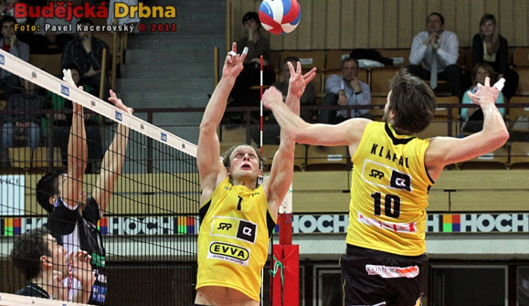 Exbudějčák Ondřej Fučík nahrává na smeč Martinu Klapalovi