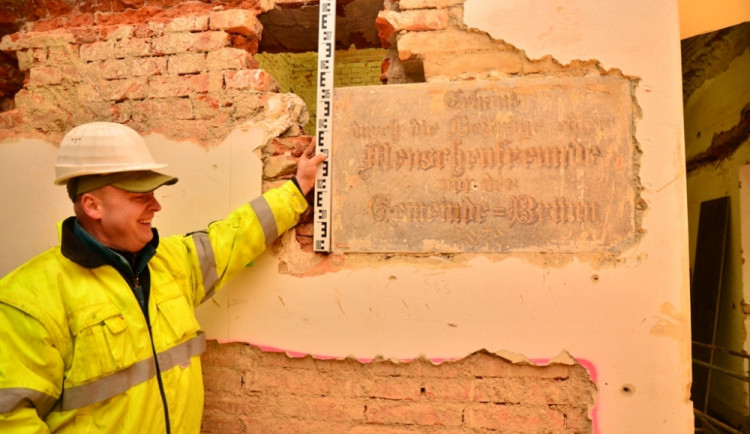 Pamětní deska z roku 1892 připomínající 20. výročí dokončení městského chlapeckého sirotčince