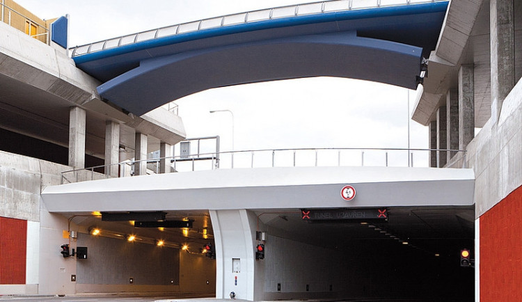 Západní portál s lávkou mezi galeriemi