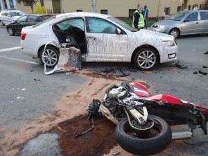 FOTO: Nehoda v centru Brna, motorkář srážku nepřežil