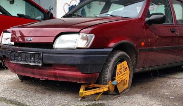 Nesprávně parkující Budějčáci zaplatí i za demontáž botičky