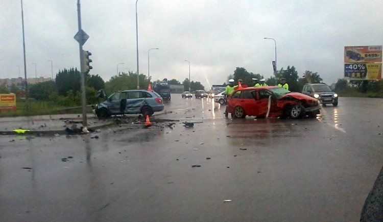 Mladá řidička BMW bojuje po střetu u Tesca o život
