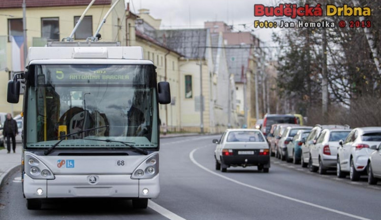 Senior zemřel ve voze městské hromadné dopravy