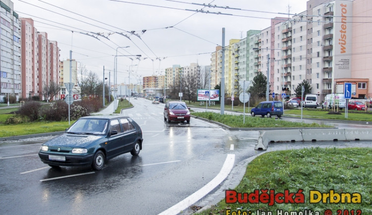 Sloupky na chodníku v Netolické ulici chrání majetek města