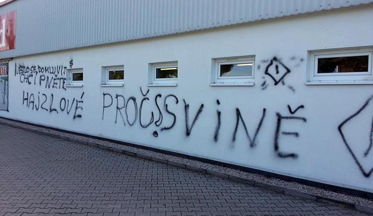 Sprejer se vyřádil na prodejně Mountfieldu