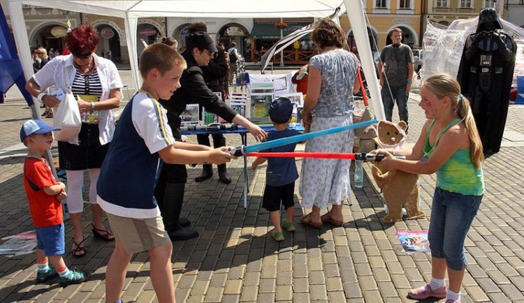 Krásné maturantky a stezka pro děti obsadí náměstí