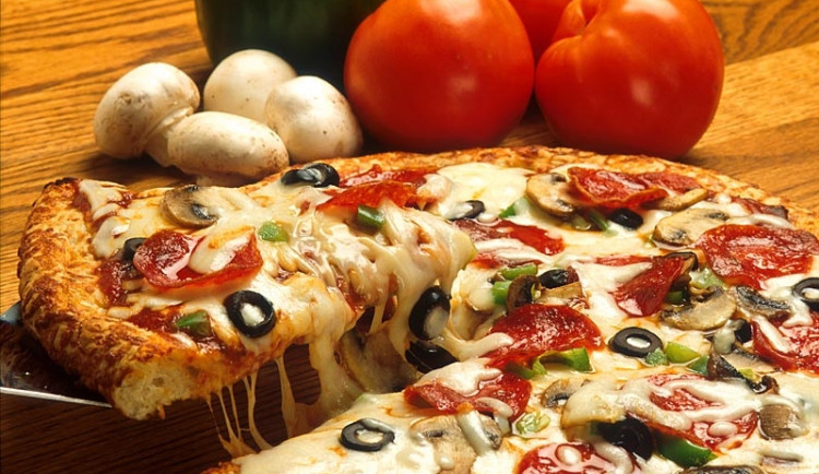 Chtěli okrást rozvozce pizzy, ten si s nimi ale poradil