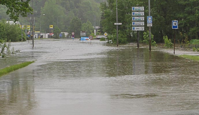 Hlavní tah na Tábor byl kvůli zaplavené silnici uzavřen