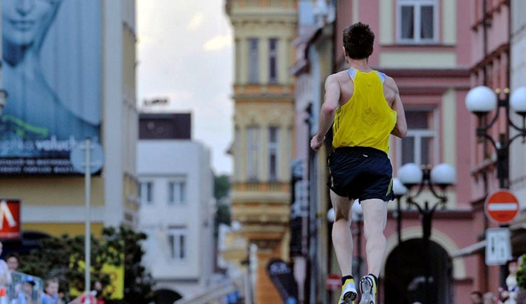Fandící Budějčáci mu dávali při půlmaratonu křídla