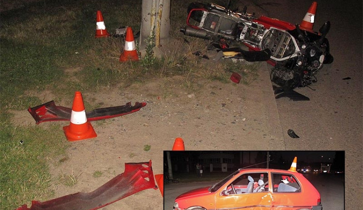 Motorkář utrpěl po nárazu do auta jen lehká zranění