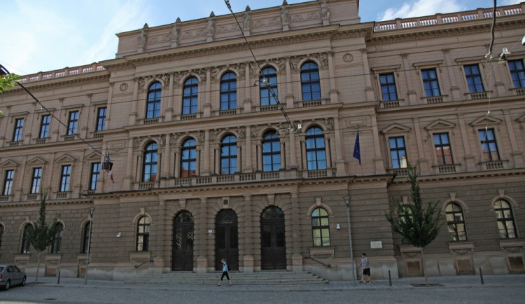 ÚS zrušil nadstandardy i zvýšení poplatků za hospitalizaci