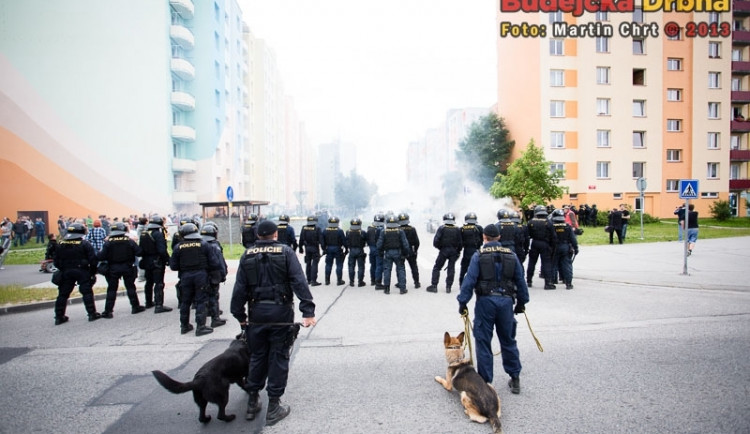 Na Máji bude hlídkovat více strážníků i policistů