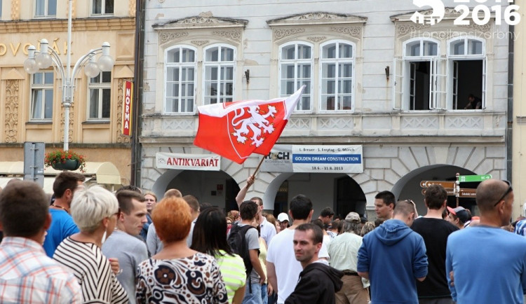 Demonstrace 2: Policisté zadrželi více jak 100 osob