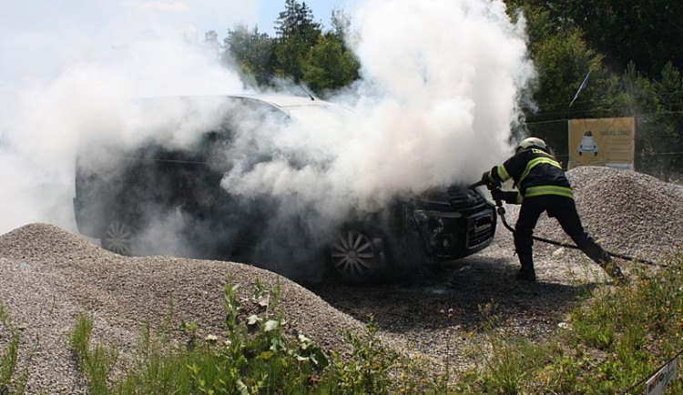 Vedle autobazaru poblíž Lišova hořel fiat