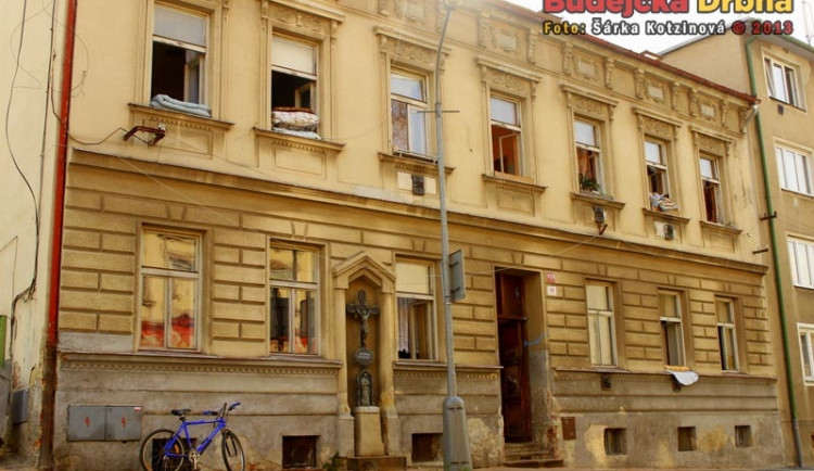 Opilý recidivista chtěl zapálit bytovku, kde žijí Romové