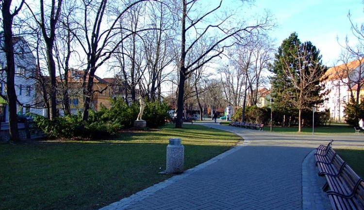 Park Na Sadech prozáří od tohoto týdne bílé světlo