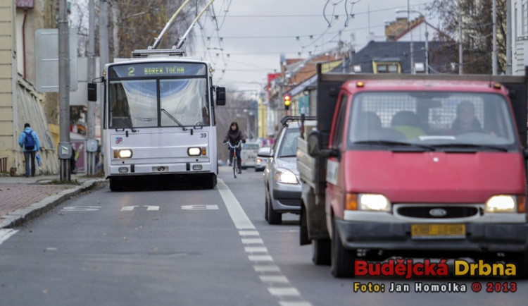 Výstavba kontroverzního Koridoru MHD jde zatím k ledu