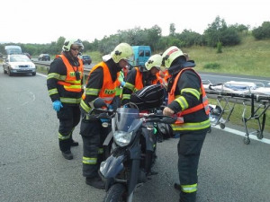 Nehoda motorkářů na D1, foto: HZS JMK