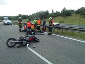 Nehoda motorkářů na D1, foto: HZS JMK