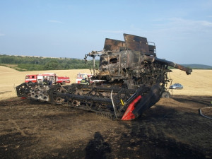Spálený kombajn, foto: HZS JMK
