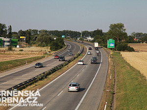 Na D1 u Brna se srazilo pět aut; výsledkem je pět zraněných