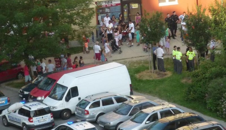 Policisté obvinili účastníky potyčky na dětském hřišti