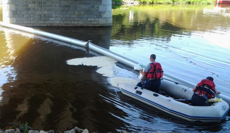 Ropná látka unikala do Vltavy nejspíš z bagru